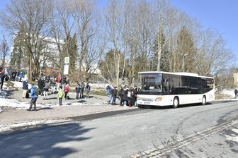 Finanzierungsstreit blockiert Projekt für mehr Sicherheit an Schulbushaltestelle im Vogtland - Die Bushaltestelle an der Schule in Schöneck soll vergrößert werden.