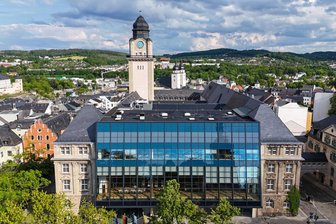 Finanzloch bei der Gebäude- und Anlagenverwaltung in Plauen: AfD-Fraktion verpasst Rathaus einen Rüffel - Hinter der Glasfront des Plauener Rathauses ging es im Stadtrat auch ums Geld.
