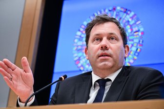 Finanzminister und SPD-Chef: Lars Klingbeil und seine Kompromisse - Lars Klingbeil (SPD), Bundesminister der Finanzen, während der IWF-Frühjahrstagung in Washington. Er sei fest davon überzeugt, sagt der SPD-Chef, dass die Menschen in Deutschland wüssten, dass sich etwas verändern müsse.