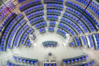 Finanzpaket: Wo noch Fallstricke lauern - Am Dienstag wird es spannend im Bundestag: Die Abgeordneten des alten Bundestages stimmen über notwendige Grundgesetzänderungen für das Finanzpaket von Union und SPD ab.