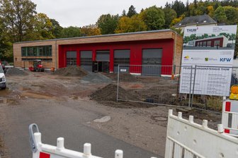 Finanzplan für Stadt im Erzgebirge – Freude über sinkende Personalausgaben währt nicht lange - Das neue Feuerwehrdepot gehört zu den großen Investitionen in Thum.