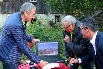 Finanzspritze aus Dresden ermöglicht Mühlen-Restaurierung - Vereinsvorsitzender Rene Turczyk (links) und Vorstandsmitglied Helmut Zengerling (2. von links) zeigen dem CDU-Landtagsabgeordneten Sören Voigt, wie der fertige Mühlenhof einmal aussehen soll. 