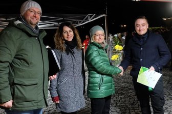 Finanzspritze für neue Ideen von Vereinen aus dem Erzgebirge - Christian Scheller vom Regionalmanagement, seine Assistentin Katja Meier und Alexandra Lorenz-Kuniß, die Vorsitzende des Koordinationskreises (von links), haben in Lugau die Preise eines Ideenwettbewerbs vergeben. Alexander Krauß (rechts) hat die Ehrung für den Kleingartenverein Jahnsdorf entgegengenommen, der mit der Idee "Willkommen auf dem Holzweg - Obstbäume neu entdeckt" die höchste Punktzahl erreichte.