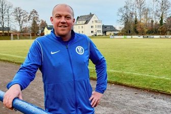 Finanzspritze für Sportplatz am Jahnhaus - Mario Dempewolf vom TV Oberfrohna an der Laufbahn der Sportanlage am Jahnhaus in Limbach-Oberfrohna, die derzeit noch aus Steinsand besteht und auch mithilfe von Fördermitteln zur Tartanbahn umgebaut werden soll. 