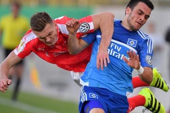Findet Zwickau zurück in die Erfolgsspur? - Abwehrrecke Alexander Sorge (links im Pokal gegen HSV-Profi Kostic) könnte wieder in die Startelf rücken.