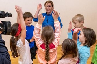 Findige Ideen begeistern Nachwuchs - Hipp, hipp, hurra: Jana Ihl (M.) wurde auch von ihren Schützlingen gefeiert. Neben der Voigtsdorferin erhielten auch Trainer aus Freiberg und Mittweida den Nachwuchspreis Ehrenamt der Sparkasse Mittelsachsen.