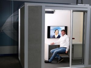 Findige Ideen: Sächsische Unternehmen trotzen Corona-Krise -             Geschäftsführer der Seiwo Technik GmbH sitzt in flexiblem Corona-Schutzraum, dem «Protect Cube».