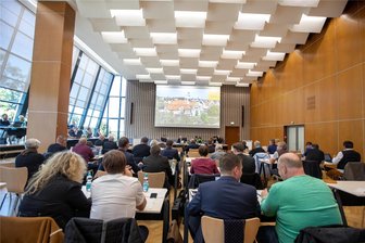 Fingerhakeln im Plauener Stadtrat um das Wort „inflationär“ - in einem Punkt irrt der OB - Der Stadtrat hat am Dienstag im frisch sanierten Ratssaal beschlossen, Stadtplaketten und Ehrenbürgerwürden nur noch alle zwei Jahre zu vergeben.