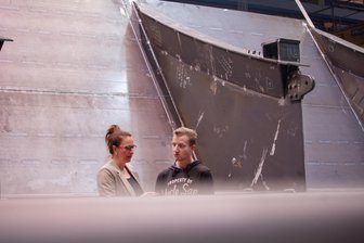 Fingerhakeln mit Azubis im Vogtland: „Die junge Generation ist nicht dümmer!“ - Luisa Freitag, Referentin der Geschäftsleitung bei Stahltechnologie Plauen, im Gespräch mit Azubi Andreas Fröhlich. Er steht kurz vor dem Abschluss.