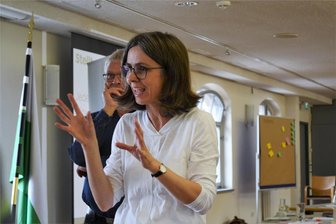 Finissage im Esche-Museum: Museumsleiterin führt selbst durch Sonderausstellung - Zur Finissage der Sonderausstellung führt Museumsleiterin Barbara Wiegand-Stempel durch die Ausstellung.