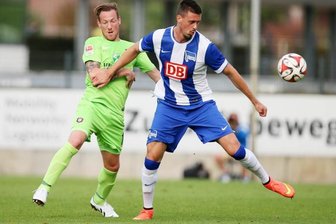 Fink könnte "Luxusproblem" des Auer Trainers lösen - Bereits im Test gegen Hertha BSC Berlin lieferte Michael Fink (l.), hier im Duell mit Sandro Wagner, als Innenverteidiger eine gute Partie ab.