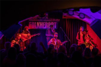 Finnen beweisen beim Folkherbst-Konzert in Plauen eine unglaubliche Spielfreude - Slack Bird aus Finnland stand beim 6. Folkherbst-Wertungskonzert auf der Plauener Malzhausbühne.