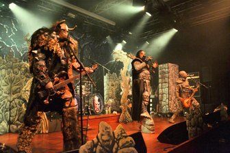 Finnen-Metal im oberen Vogtland: Lordi in der Musikhalle Markneukirchen - Die finnischen Monster-Metaller Lordi gastieren am Samstag auf ihrer Unliving Picture Show 2024 in der Musikhalle Markneukirchen. 2016 waren die Sieger des Eurovision Song Contest 2006 zur Eröffnung der Concert Hall von Framus und Warwick in der Stadt.