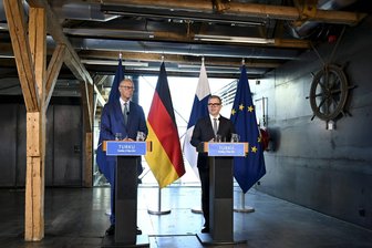 Finnland-Besuch des Bundeskanzlers: Friedrich Merz, das Steuerrad und die Botschaften an Putin - Bundeskanzler Friedrich Merz (links) und sein finnischer Amtskollege Petteri Orpo geben im Schifffahrtsmuseum in Turku eine Pressekonferenz.