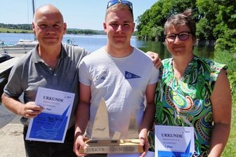 Finntage: Junger Plauener segelt allen davon - Der Plauener Max Trommer (Mitte) gewann die Pirker Finntage vor Mylaus Ulf-Peter Pestel (links) und Anja Weller (ebenfalls Plauen). 