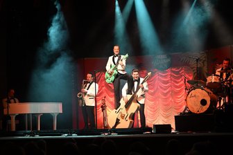 Firebirds präsentieren eine besondere Show in Zwickau: Viel Glitzer, viel Haut und viel Akrobatik - Mit ihrer Burlesque-Show haben die Firebirds in der ausverkauften „Neuen Welt“ für Begeisterung gesorgt.