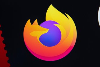 Firefox-Browser bekommt frischen Look und neue Features - Firefox mit weniger Datenspuren und mehr Kontrolle. Mozilla verspricht verbesserten Tracking-Schutz gegen Fingerprinting – Webseiten sollen deutlich weniger über Gerät und Browser auslesen können.