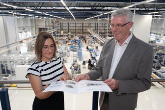 Firma Abus investiert groß in Standort im Erzgebirge und stellt Dutzende neue Mitarbeiter ein - Marketingleiterin Helen Kempe und Geschäftsführer Michael Ulrich in der neuen Halle von Abus in Pfaffenhain.