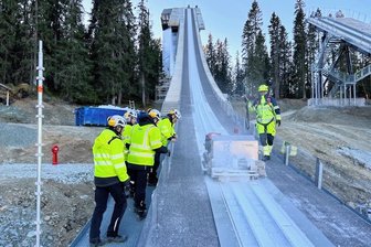 Firma aus dem Erzgebirge hinterlässt Spuren auf WM-Schanzen in Norwegen - Auf einer erneuerten WM-Schanze in Trondheim wird die Spurfräse getestet. Vertreter des Bau-Auftraggebers NCC und des Schanzenbetreibers Trondheim Bydrift überzeugten sich von der Leistungsfähigkeit.