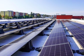 Firma aus dem Vogtland wartet halbes Jahr auf Geld für Solarstrom: Nun wird gezahlt, aber zunächst anders als gedacht - Die Photovoltaikanlage auf dem Firmengebäude von Embro am Falgardring in Falkenstein.