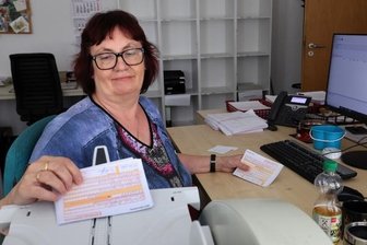 Firma aus Hohenstein-Ernstthal jagt bundesweit Geldwäscher - Bei ihr landen die per Hand ausgefüllten Überweisungsbelege zur weiteren Bearbeitung: Angela Sieghardt scannt die Blätter ein.