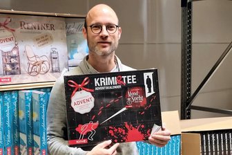 Firma aus Westsachsen stellt besondere Adventskalender her - Geschäftsführer Lukas Roth präsentiert einen Adventskalender für Tee samt einem Krimi. Auch Kalender mit Wellnessprodukten oder speziell für Rentner hat das Familienunternehmen im Angebot. 