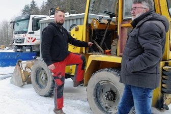 Firma baut Brücken ganz besonderer Art - Da der Winter Einzug gehalten hat, kümmert sich Normen Bochmann (links) - hier im Gespräch mit Geschäftsführer Andreas Knorr - derzeit in erster Linie um die Säuberung und Wartung der Technik. 