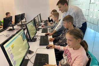 Firma bringt Kinder in den Ferien ins Netz - Azubi Max Kuhfeld gibt den Schülern während des Workshops den einen oder anderen Tipp.