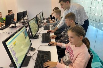 Firma bringt Kinder in den Ferien ins Netz - Azubi Max Kuhfeld gibt den Schülern während des Workshops den einen oder anderen Tipp.