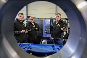 Firma für Dreh- und Frästeile aus Meerane: Insolvenz ermöglicht Neuanfang - Martin Leistner (Mitte) hat sein Unternehmen an die WIN-Gruppe von Geschäftsführer Swen Schindler (rechts) und Prokurist Tony Friedrich übergeben. 