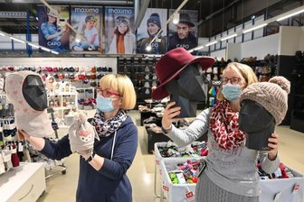 Firma geht beim Vertrieb neue Wege - Birgit Oertel (links) und Maria Fischer beraten die Kunden im Fabrikverkauf. 