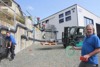 Firma gestaltet Stützmauer -