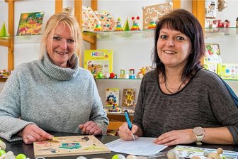 Firma Hess Holzspielzeug Olbernhau entdeckt das Kinderzimmer neu - Während sich Claudia Hess (l.) mit der Entwicklung neuer Produkte beschäftigt, kümmert sich ihre Schwester Manuela Hess um die Buchhaltung des Unternehmens.