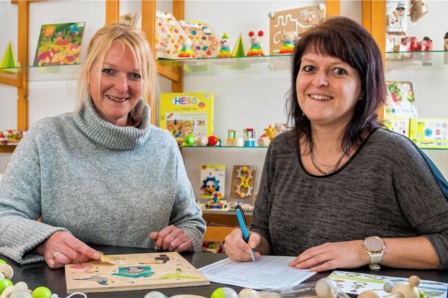 Firma Hess Holzspielzeug Olbernhau entdeckt das Kinderzimmer neu - Während sich Claudia Hess (l.) mit der Entwicklung neuer Produkte beschäftigt, kümmert sich ihre Schwester Manuela Hess um die Buchhaltung des Unternehmens. 
