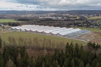 Firma Hetzner wächst weiter - Derzeit laufen am Hetzner-Standort im Gewerbegebiet Falkenstein-Siebenhitz die Arbeiten an der zehnten Halle. Die bisherige Fläche ist damit weitgehend voll - doch das Areal zwischen den aktuellen Hallen und dem Waldrand (vorn) ist bereits als Optionsfläche reserviert.