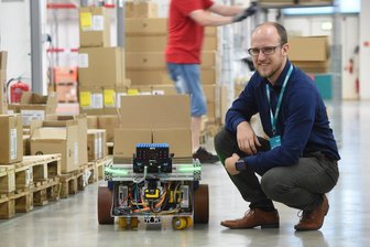 Firma Komsa testet Hubert - ein fahrerloses Transportsystem - Andreas Richert mit "Hubert" in einer Logistikhalle der Komsa.