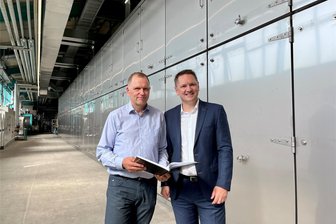 Firma Krempel sichert mit Millionen-Investition seine Standorte im Erzgebirge - Standortleiter Andreas Hippe (l.) und Krempel-Geschäftsführer Jörn Clasen vor dem neuen Trockner.