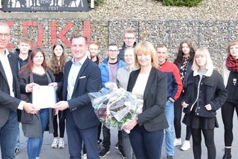 Firma lässt auch Azubis für sich werben - Bitte lächeln: IHK-Regionalchef Torsten Spranger (l.) und IHK-Bildungsreferentin Simone Bronsert überreichen EDKI-Prokurist Martin Reißmann den Titel "Vorbildlicher Ausbildungsbetrieb".