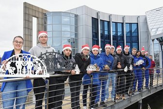 Firma Meiser Vogtland aus Oelsnitz startet Aktion für "Leser helfen" - Freuen sich auf den Plauener Weihnachtmarkt: Die Auszubildenden von Meiser Vogtland in Oelsnitz verkaufen am Dienstag Weihnachtliches zugunsten der Hilfsaktion der "Freien Presse".