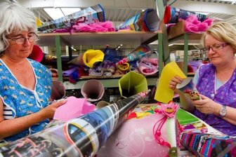 Firma Nestler aus Ehrenfriedersdorf ist Experte für Zuckertüten - Kerstin Hildebrand (links) und Ute Seifert sorgen dafür, dass zum Schulanfang genügend Zuckertüten da sind. Insgesamt hat die Firma Nestler in der Saison 2011/2012 zwei Millionen Stück verkauft. Foto: Bernd März