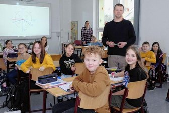 Firma schickt Mitarbeiter als Mathelehrer in die Oberschule - Vermittelte am Donnerstag Grundlagen der Geometrie: Kobra-Mitarbeiter Magnus Tauch - der einst selbst in Lengenfeld Schüler war. 