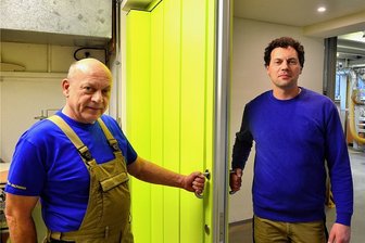 Firma Schindler in Hainichen: Wie aus der Harmonikatür eine moderne Faltwand wurde - Ulf Schindler hat die Firmenleitung von Schindler Faltwände an seinen Sohn Patrick übergeben. Der Hainichener Familienbetrieb fertigt pro Jahr etwa 300 dieser Raumtrenner.