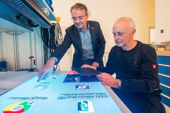 Firma setzt auf LED-Wände und Laser-Technik - Bei der LEC GmbH Eibenstock dreht sich alles ums Licht, bei diesem Paneel wurden Fehler festgestellt, deshalb tauscht Monteur Jörg Loos (rechts) ein LED-Modul aus. Geschäftsführer Enrico Oswald zeigt eine weitere schadhafte Stelle.