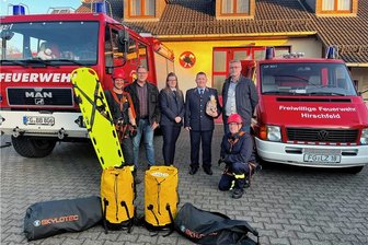 Firma spendiert Ausrüstung für Feuerwehr - Feierliche Übergabe der neuen Ausrüstung in Hirschfeld mit Nico Wels (von links), Bürgermeister Markus Buschkühl, Antje Ehrlich und Thomas Schmidt von der Gemeindewehrleitung, Ulrich Dietze von der Firma MHF und Alexander Fitzner. 