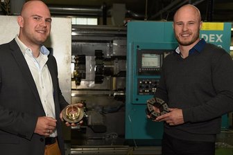 Firma Steinel in Bad Elster: Neustart mit Urenkel des Firmengründers - Mit Christian Bräunlich (links) und Stefan Bräunlich übernimmt die vierte Generation jetzt Verantwortung im Familienunternehmen. Im Metallbetrieb arbeiten derzeit 55 Mitarbeiter. 
