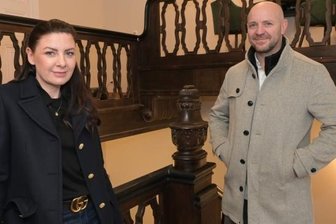 Firma zieht in alte Fabrikantenvilla - Im Treppenhaus der Villa Pfau. Tobias Gahlert, der Besitzer des Gebäudes, macht einen Rundgang mit seiner Lebensgefährtin Susan Petzold. Die Kosten für den Umbau liegen bei 1,5 Millionen Euro.