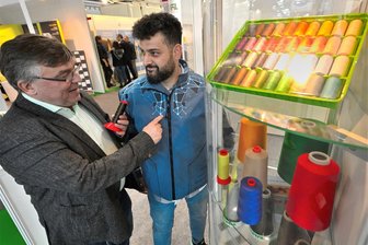 Firmen aus Freiberg und Oederan überzeugen auf internationaler Messe - Alterfil-Chef Gosbert Amrhein (l.) und Mitarbeiter Danijal Aram präsentieren eine smarte Funktionsweste, die unter Verwendung leitfähiger Garne hergestellt wurde.