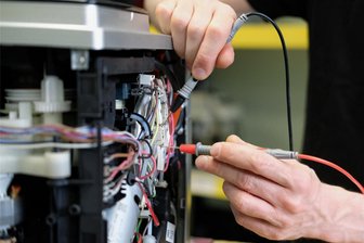 Firmen aus Mittelsachsen machen mit beim Reparaturbonus - In Sachsen ist jetzt der landesweite Reparaturbonus gestartet. Bürger können per Online-Formular sparen, wenn sie defekte Geräte reparieren lassen, statt sie zu entsorgen. Im Symbolbild werden an einem Kaffee-Vollautomaten in einer Werkstatt elektronische Messgrößen ermittelt.