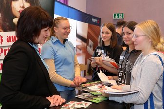 Firmen buhlen um die Gunst Jugendlicher - Nadja Schrödter (vorn links) und Auszubildende Leonie Klinger vom RVE kamen mit Geraldine, Christine und Lisa (von hinten) ins Gespräch. 