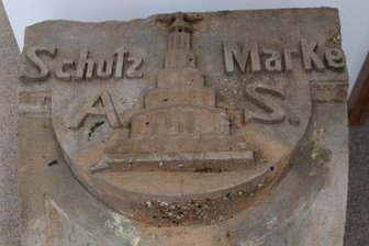 Firmen-Logo für das Harmonikamuseum - Firmenstein mit den Initialen vonA. A. Schlott. 